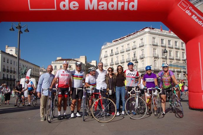 El concejal de deportes de Villanueva del Pardillo, Fran Funes; el subdirector de Deportes de la Comunidad de Madrid, Ricardo Echeita; el exciclista José Manuel Moreno; el alcalde de Villanueva, Eduardo Fernández, Sol Otero y la exciclista Dori Ruano.