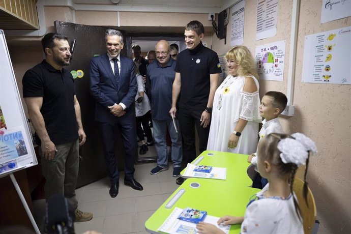 El presidente de Ucrania, Volodimir Zelenski, durante una visita a un colegio en Zaporiyia.