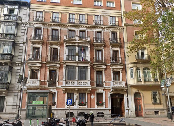 Edificio que alberga la embajada de Serbia en Madrid