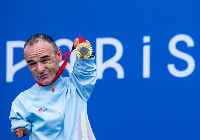 El ciclista paralimpico  Ricardo Ten, con la medalla de oro en Paris 2024.