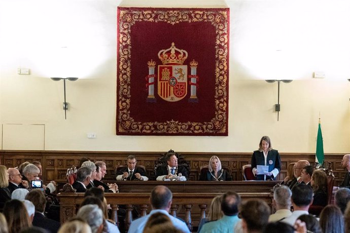 La nueva Fiscal Provincial de Granada, Concepción Rodríguez Cabezas, interviene tras la toma de posesión.