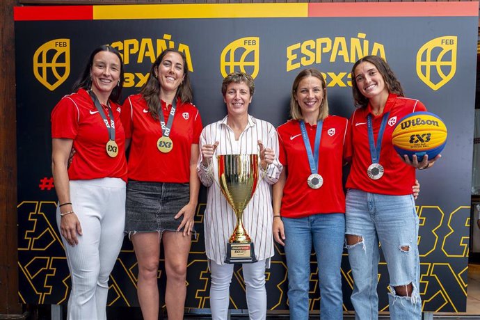 La presidenta de la FEB, Elisa Aguilar, homenajéo a las jugadoras que este verano se han proclamado campeonas de Europa y subcampeonas olímpicas en baloncesto 3x3.