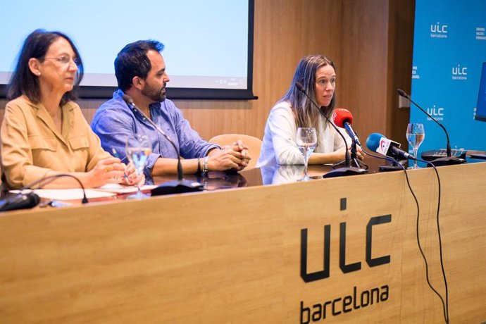 Cecilia Borràs, presidenta de DSAS-Després del Suïcidi i Associació de Supervivents; Albert Gordillo, director del documental; y Susanna Cruz, superviviente.