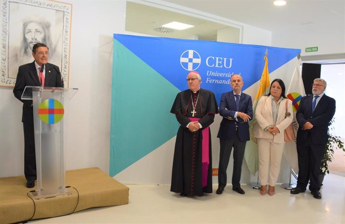 El arzobispo de Sevilla, en el acto de bendición del nuevo edificio de la Universidad CEU Fernando III.