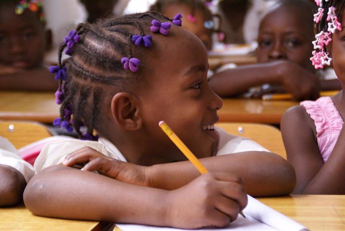 Una niña en clase en Angola.