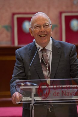 Archivo - El profesor Maxwell McCombs, con la medalla de plata de la Universidad de Navarra