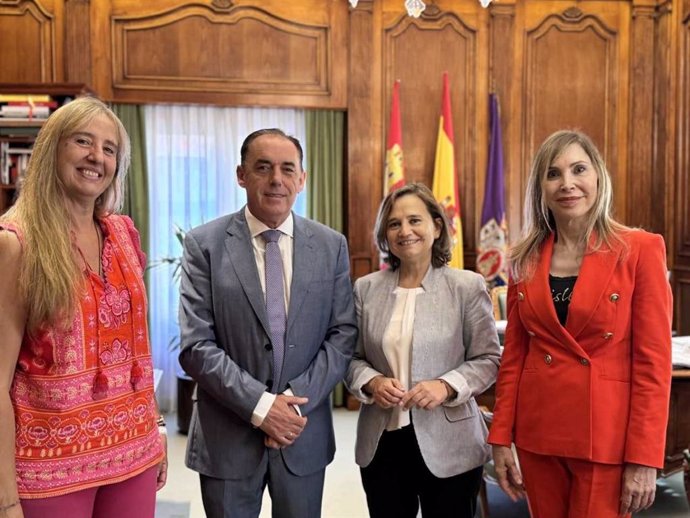 De izda a dcha, Beatriz Calavia, Benito Serrano, Elia Jiménez y Raquel Molinero en la firma del convenio.