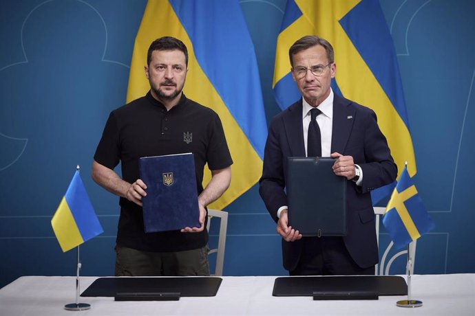 Archivo - Imagen de archivo del presidente de Ucrania, Volodimir Zelenski, junto al primer ministro de Suecia, Ulf Kristersson