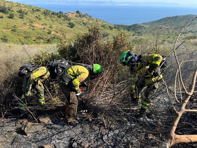 Archivo - Agentes del Plan Infoca sofocan un fuego, en una imagen de archivo.