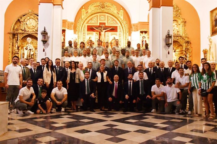 Dirigentes y cuerpo técnico del Real Betis en la tradicional ofrenda floral de inicio de temporada, en esta ocasión en la parroquia de Belén de Tomares.