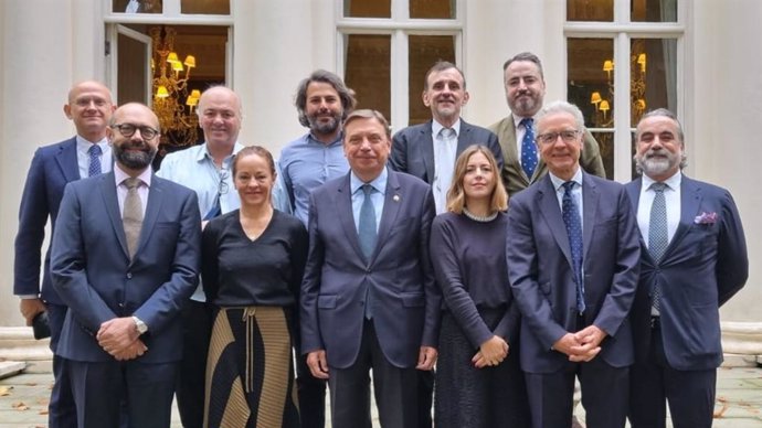 El ministro de Agricultura, Pesca y Alimentación, Luis Planas, en un encuentro con un grupo de restauradores e importadores del Reino Unido.