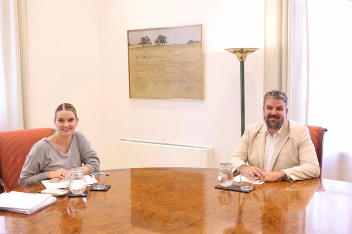 La presidenta del Govern, Marga Prohens, con el portavoz de MÉS per Mallorca, Lluís Apesteguia.