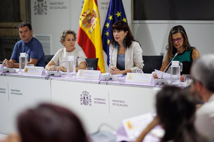 La secretaria de Estado para la Igualdad y la Erradicación de la Violencia, Aina Calvo (2i); la ministra de Igualdad, Ana Redondo (2d), y la delegada del Gobierno contra la Violencia de Género, Carmen Martínez Perza (1d)