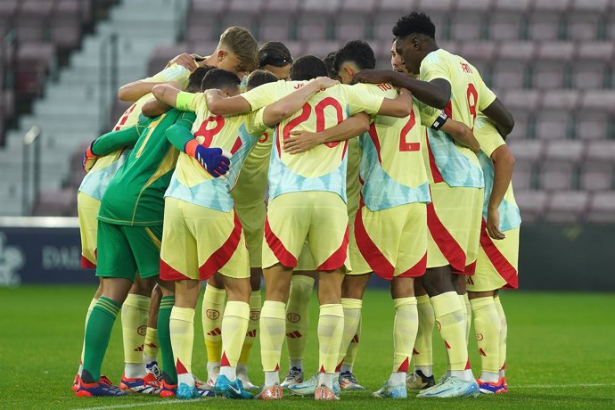 Los jugadores de la selección española sub-21 en los instantes previos al partido ante Escocia.