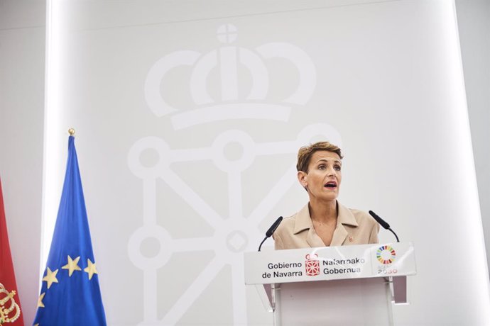 La presidenta de Navarra, María Chivite, interviene durante una rueda de prensa tras una reunión, en el Palacio de Navarra, a 4 de septiembre de 2024, en Pamplona, Navarra (España).