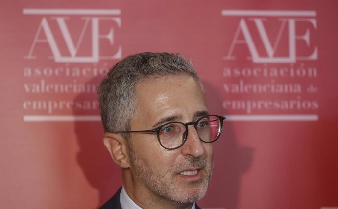 El secretari d'Estat de Política Territorial, Arcadi España, en declaracions als mitjans moments abans de participar en un esmorzar col·loqui organitzat per l'Associació Valenciana d'Empresaris (AVE)