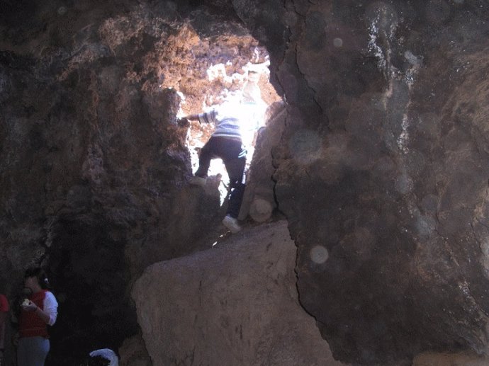 Un arqueólogo en el 'Bicio de Maja' (Teide) donde se buscan restos de represaliados por el franquismo