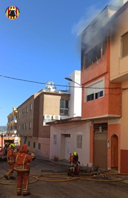 Extinguen un incendio en una vivienda en Palma de Gandia