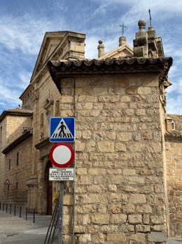 Calle Puerta del Ángel, con el Convento de las Bernardas a la derecha.