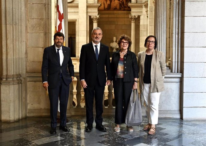 El alcalde de Barcelona, Jaume Collboni, junto con la historiadora Teresa Abelló, y los tenientes de alcalde Raquel Gil y Albert Batlle.