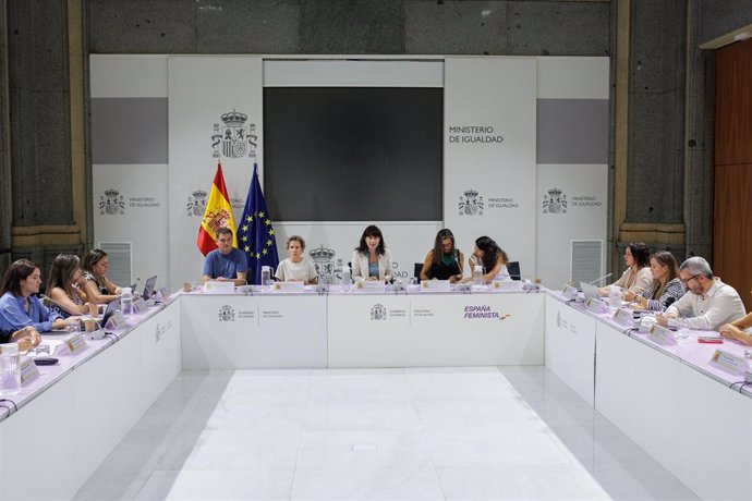 La secretaria de Estado para la Igualdad y la Erradicación de la Violencia, Aina Calvo (5i); la ministra de Igualdad, Ana Redondo (c), y la delegada del Gobierno contra la Violencia de Género, Carmen Martínez Perza (5d), durante el Comité de crisis, 