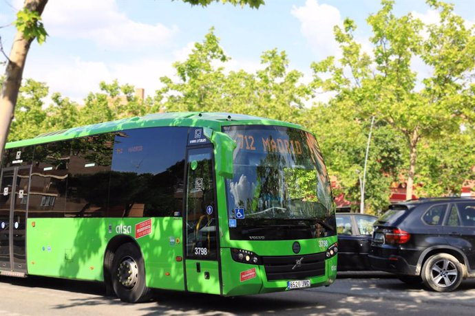 Archivo - Autobús línea 712 de Madrid