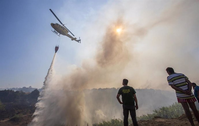 Archivo - Helicóptero del Infoca durante un operativo contra un incendio, en una imagen de archivo.