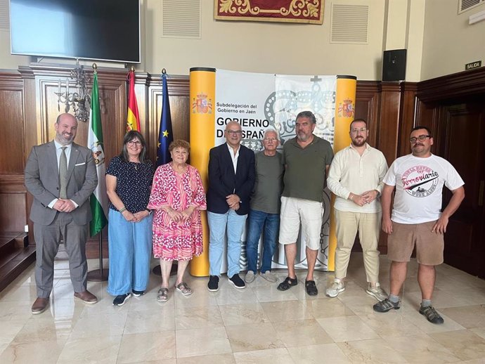 El subdelegado del Gobierno en Jaén, Manuel Fernández, junto a representantes de la Plataforma Tren Rural de Andalucía.