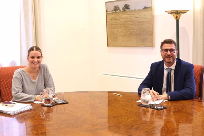 La presidenta del Govern, Marga Prohens, con el portavoz del PP en el Parlament, Sebastià Sagreras.