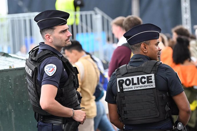 Archivo - Imagen de archivo de agente de Policía en París, Francia