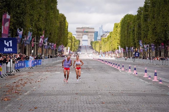 Elena Congost y su guía Mia Carol durante el maratón de Paris 2024