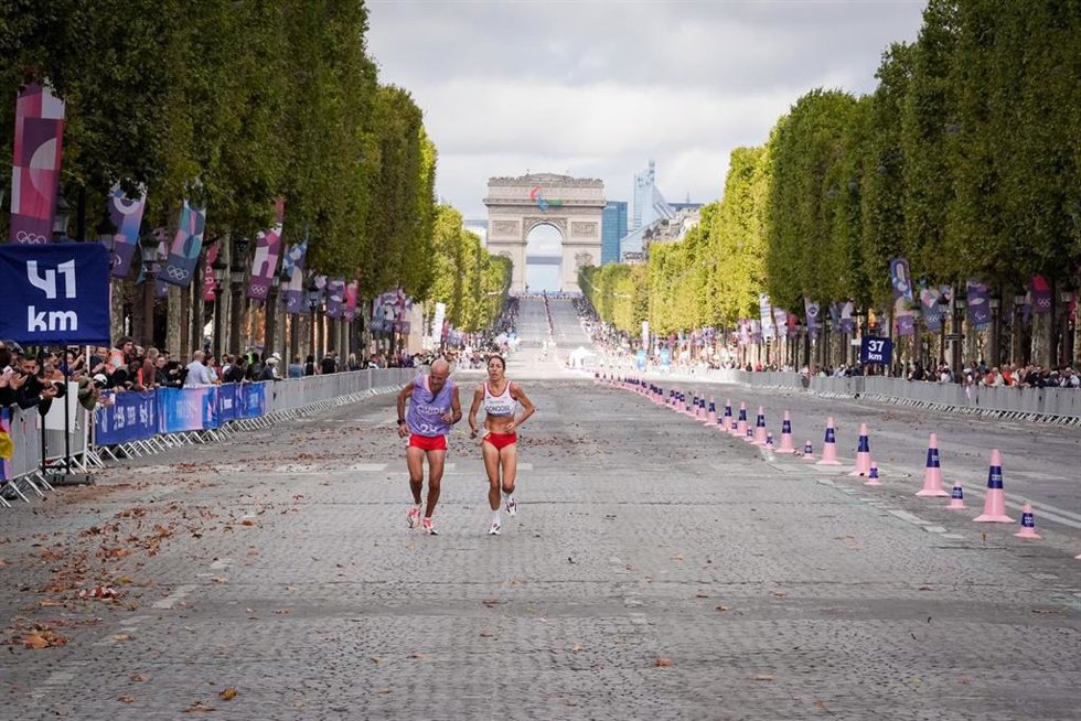 Elena Congost y su guía Mia Carol durante el maratón de Paris 2024