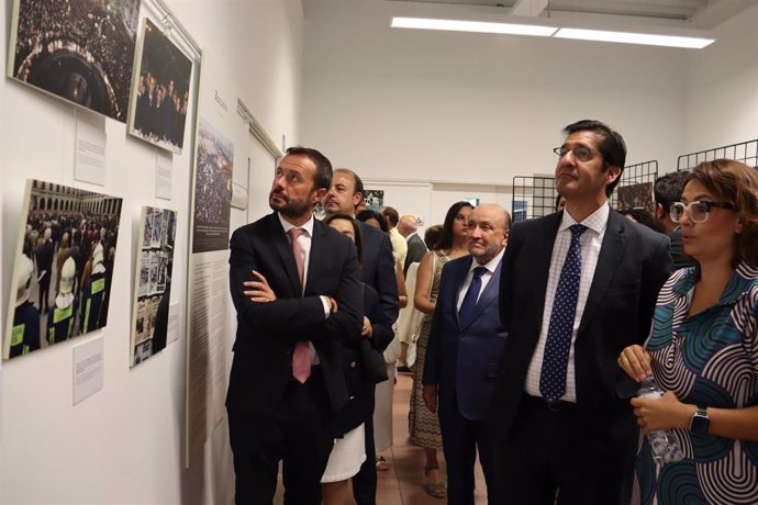 Inauguración de la exposición '20 años del 11M, memoria de dolor y solidaridad' en Azuqueca de Henares