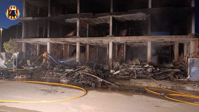 Declarado un incendio en un inmueble abandonado en obras en Sagunt