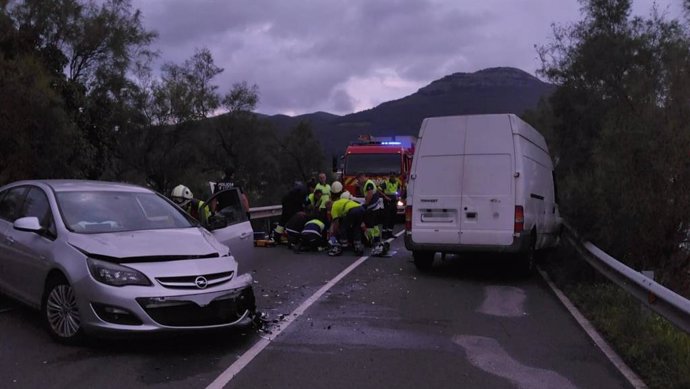 Un herido grave y dos leves en una colisión entre un turismo y una furgoneta en Argoños