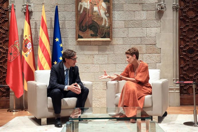 El presidente de la Generalitat de Catalunya, Salvador Illa, y la presidenta del Gobierno de Navarra, María Chivite, en el Palau de la Generalitat