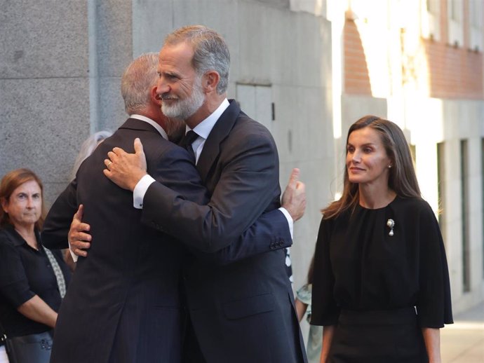 El Rey Felipe y la Reina Letizia a su llegada al funeral de Fernández de Araoz.