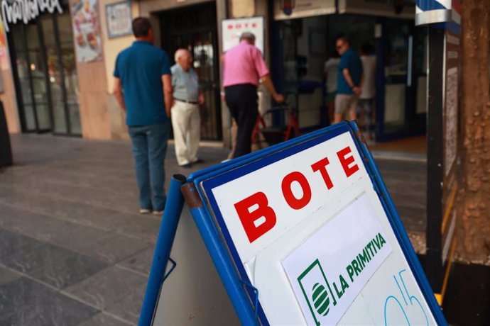 Detalle de una administración de Loterías y Apuestas del Estado ubicada en el centro de Sevilla.