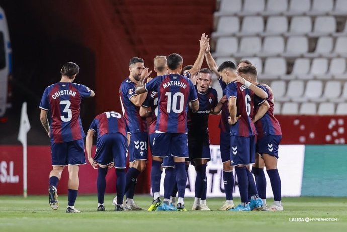 Jugadores del Eibar celebran el gol ante el Albacete