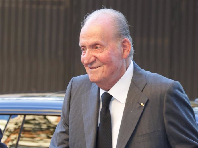 El Rey Juan Carlos a su llegada al funeral de Fernández de Araoz este lunes en la iglesia de Los Jesuitas en Madrid