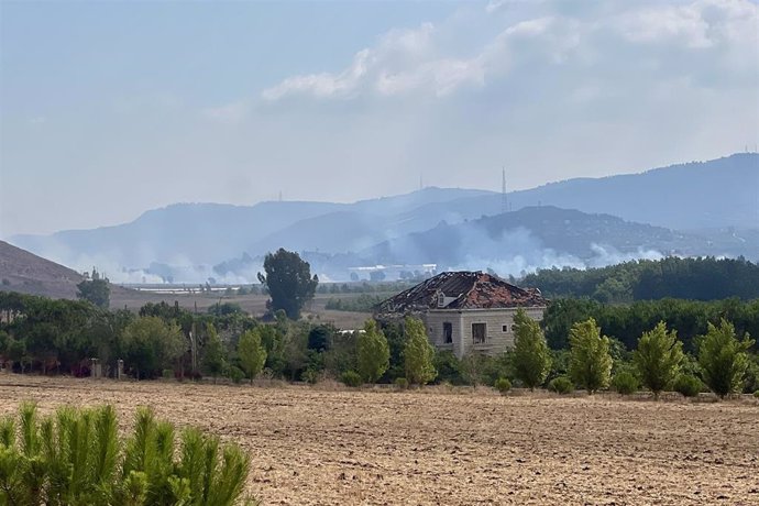 Columna de humo tras un bombardeo del Ejército de Israel contra la localidad de Marjayún, en el sur de Líbano (archivo)