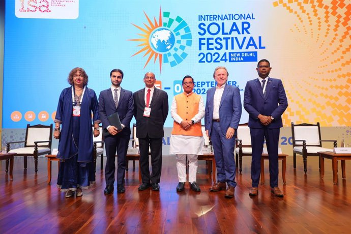 Standing from left to right, H.E. Ms Capaya Rodriguez Gonzalez, Ambassador of the Bolivarian Republic of Venezuela to India, H.E. Damien SYED, Deputy Head of Mission, French Embassy in New Delhi & Honble Co-President of the ISA Assembly, Dr. Ajay Mathu