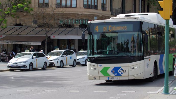 Archivo - Un autobús de la Línea 4 de EMT (Plaça Columnes - Ses Illetes) en la Plaza de España de Palma, junto a la parada de taxis.