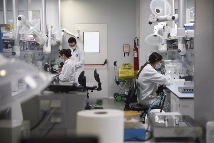 Archivo - Varios trabajadores en el laboratorio de la fábrica de Reig Jofre en Barcelona