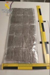 Detenido en el aeropuerto de Sevilla por llevar 2,1 kilos de hachís en un doble fondo de una mochila