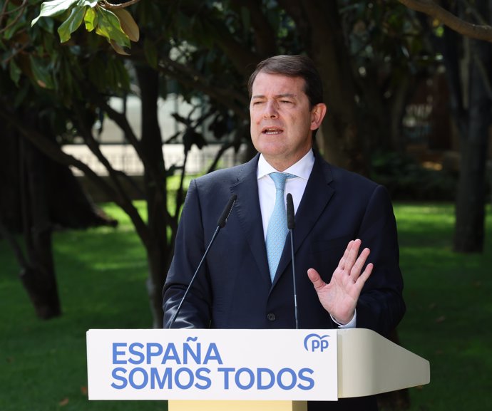 El presidente de la Junta de Castilla y León, Alfonso Fernández Mañueco, durante una rueda de prensa posterior a la reunión con los barones del PP y el presidente del PP, en el Palacio de los Duques de Pastrana, a 6 de septiembre de 2024, en Madrid 