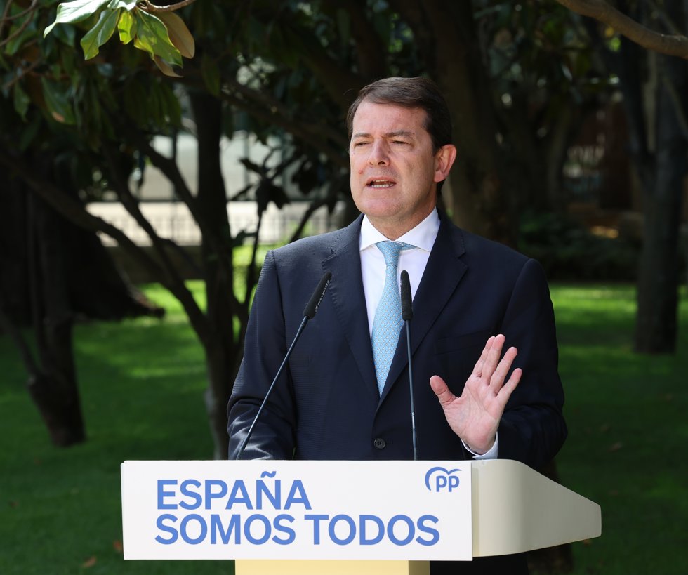 El presidente de la Junta de Castilla y León, Alfonso Fernández Mañueco, durante una rueda de prensa posterior a la reunión con los barones del PP y el presidente del PP, en el Palacio de los Duques de Pastrana, a 6 de septiembre de 2024, en Madrid