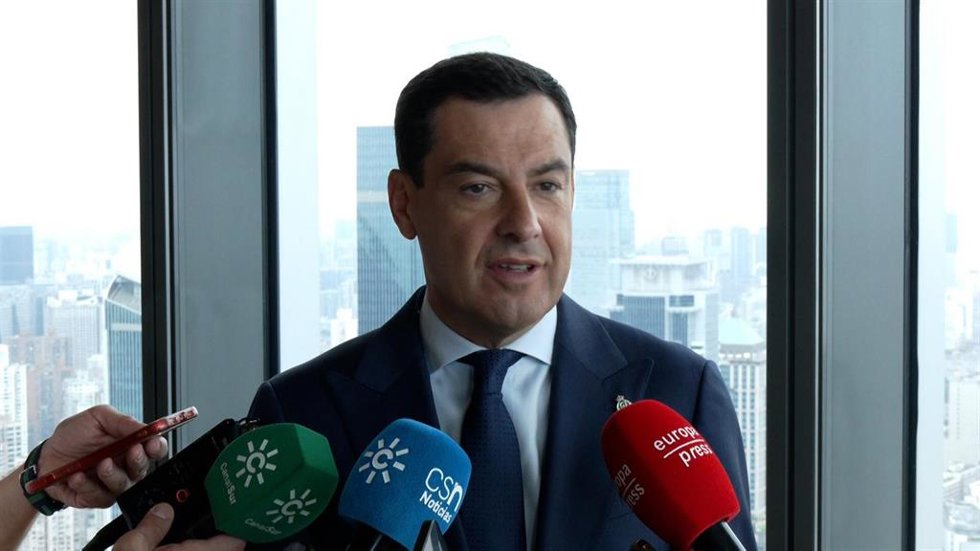 El presidente de la Junta de Andalucía, Juanma Moreno, hace balance en declaraciones a los periodistas de su viaje a China. (Foto de archivo).