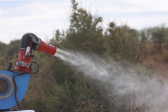 Un pick up nebulizador interviene en una campaña para el tratamiento contra los mosquitos que propagan el Virus del Nilo Occidental.