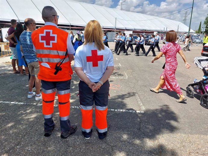 Miembros de Cruz Roja en servicios preventivos en las Feria y Fiestas de la Virgen de San Lorenzo 2024.